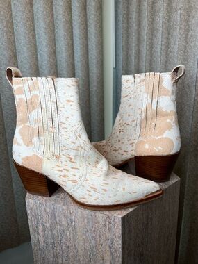 Dolce Vita Cream & Tan Cowhide Western Ankle Boots Palomena colors Size 9